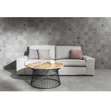 Woonkamer met bank, kussens, tafel en wandtegel met patroon