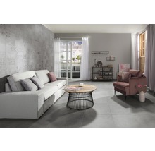 Woonkamer met bank, fauteuil, salontafel en rekken