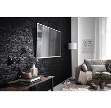 Woonkamer met steenbehang, televisie en bank