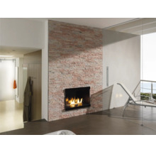 Badkamer met open haard en stenen muur