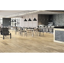 Interieur van een restaurant met houten vloer, tafels en stoelen