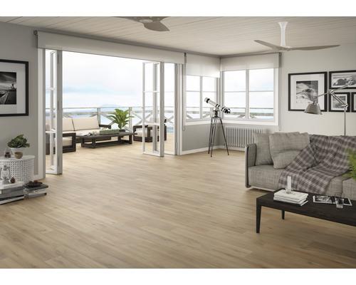 Lichte woonkamer met houten vloer, bank, ramen en terrasdeur