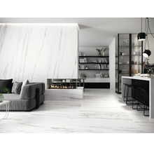 Woonkamer met tegels in marmerlook, open haard en minimalistische inrichting