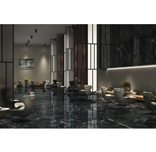 Lounge met fauteuils, banken en een donkere marmeren vloer