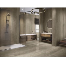 Moderne badkamer met douche, bad en houten wastafel