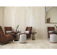Beige tegels op wand en vloer met zithoek en spiegel