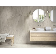 Moderne badkamer met marmeren tegels, wastafelmeubel met twee wastafels en ronde spiegels
