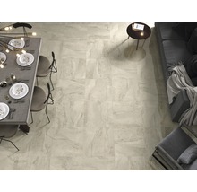 Beige vloertegels in de woonkamer met eettafel en zithoek.