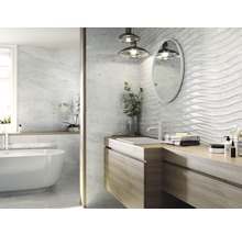Moderne badkamer met witte tegels in golfmotief, houten wastafel en ovale spiegel