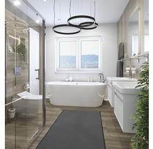 Badkamer met douche, bad, wastafel, spiegel en verlichting
