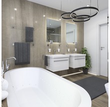 Badkamer met ligbad, twee wastafels met spiegels en handdoeken