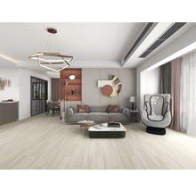 Lichte woonkamer met bank, fauteuil, salontafel en hanglamp