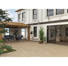 Terras met houten vloer, zithoek en verlichting