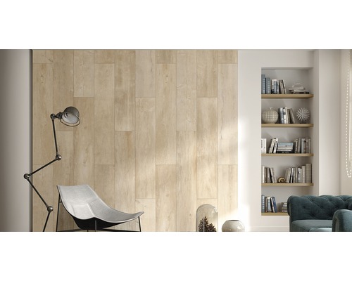 Woonkamer met wandtegels in houtlook en planken