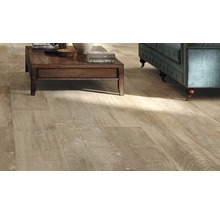 Woonkamer met houten vloertegels, bank en houten tafel