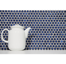 Mozaïektegels met ronde, blauwe stenen en een witte theepot