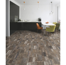 Lichte keuken met donkere kasten, eettafel en vloer in houtlook