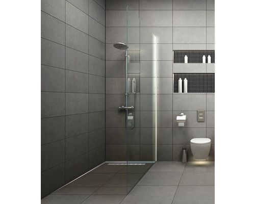 Moderne badkamer met douche, toilet en grijze tegels.