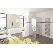 Lichte badkamer met bad, douche, wastafel en vloerverwarming