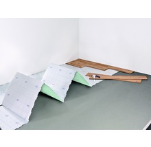 De scène toont de installatie van laminaat op een isolerende onderlaag binnenshuis.