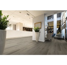 Interieur met lichte houten vloer, zithoek en ontvangstbalie