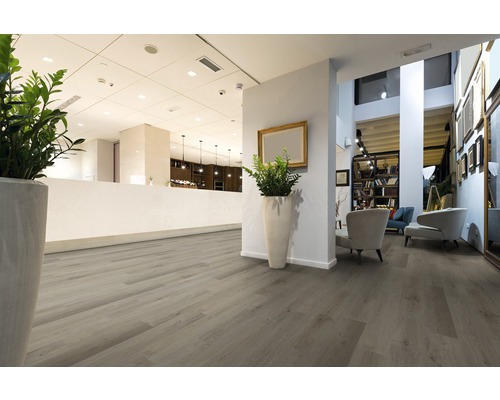 Interieur met lichte houten vloer, zithoek en ontvangstbalie