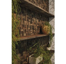 Wanddecoratie met houten panelen en planken versierd met planten.