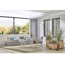Terras met zitbank, tafel, stoelen en plantenbakken
