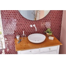 Moderne badkamer met ronde spiegel, waskom en zeshoekige wandtegels