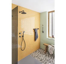 Badkamer met douche, kranen en zeshoekige tegels op wand en vloer