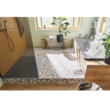Lichte badkamer met douche, bad, zitbank en kamerplanten