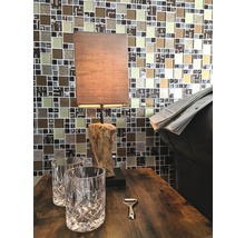 Decoratieve tafel met lamp, twee glazen en flesopener voor een mozaïekwand