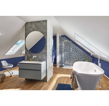 Badkamer op zolder met wastafel, spiegel, bad en douche