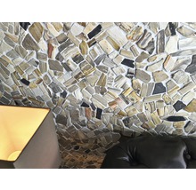 Wanddecoratie met natuursteenlook en leren bank