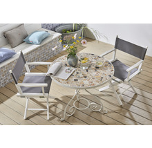 Tuinscene met mozaïektafel, regisseursstoelen, bloemen en drankjes buiten