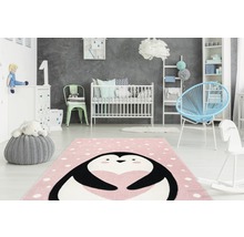 Kinderkamer met roze vloerkleed met pinguïnpatroon, ledikant en speelgoed