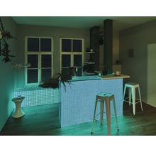 Keukenscène met tegels, barkrukken, ramen en decoraties.