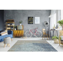 Woonkamer met vloerkleed, bank, tafel, stoelen en decoratie