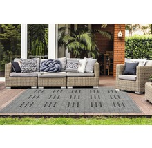 Grijze buitentapijt met geometrisch patroon op een terras met tuinmeubilair