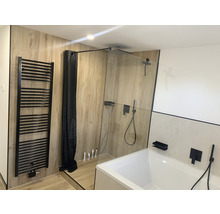 Moderne badkamer met douche, bad en handdoekradiator