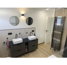 Moderne badkamer met dubbele wastafel, spiegels en handdoekradiator