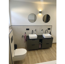 Moderne badkamer met dubbele wastafel, ronde spiegels en wandlampen
