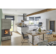 Moderne keuken met eettafel, stoelen en houtkachel