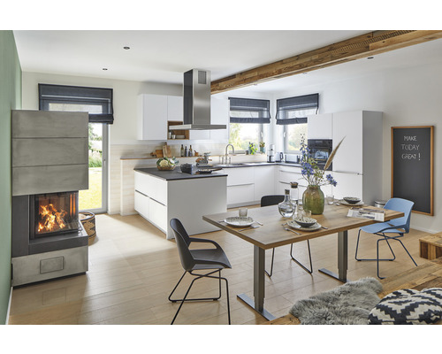 Moderne keuken met eettafel, stoelen en houtkachel