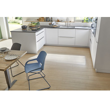 Lichte en ruime keuken met witte kasten, donkere werkbladen, houten vloeren, eettafel en stoelen