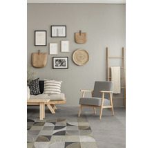 Woonkamer met bank, fauteuil, tapijt en wanddecoraties