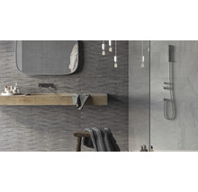Moderne badkamer met wastafel, spiegel, grijze wandtegels en douche.