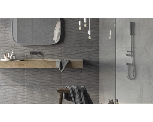 Moderne badkamer met wastafel, spiegel, grijze wandtegels en douche.