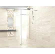 Badkamer met douche, wastafel en beige tegels