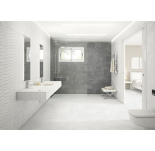 Moderne badkamer met wastafel, spiegel, douche en toilet.